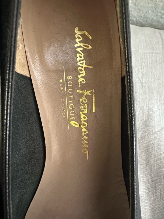 Salvatore Ferragamo Boutique Black Leather Pumps Size 8C Gold Gancini Italy - Picture 7 of 15